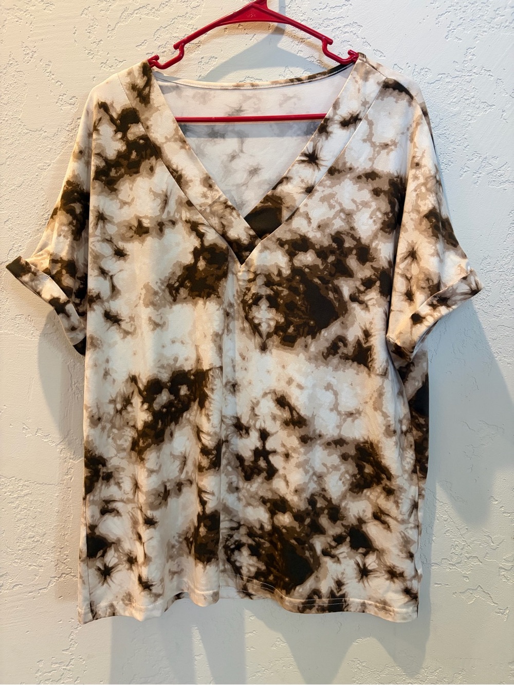 V-Neck Short Sleeve Tie-Dye Tee in Brown and Cream